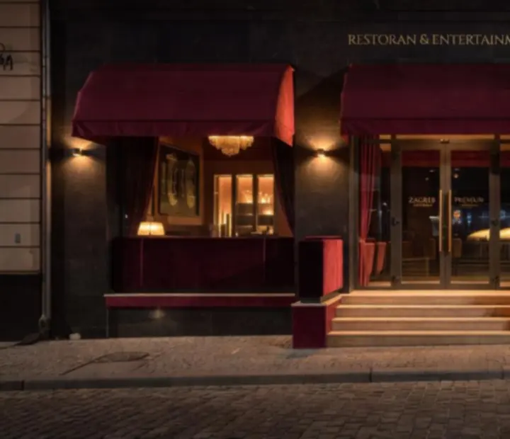 Ulaz u ekskluzivni restoran i casino-style lounge Zlatni Slot u centru Zagreba noću.